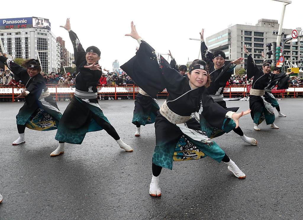 台灣燈會踩街遊行5日在台北市政府周邊舉行，「日本名古屋－笑”」帶來熱鬧祭典舞蹈。（劉宗龍攝）