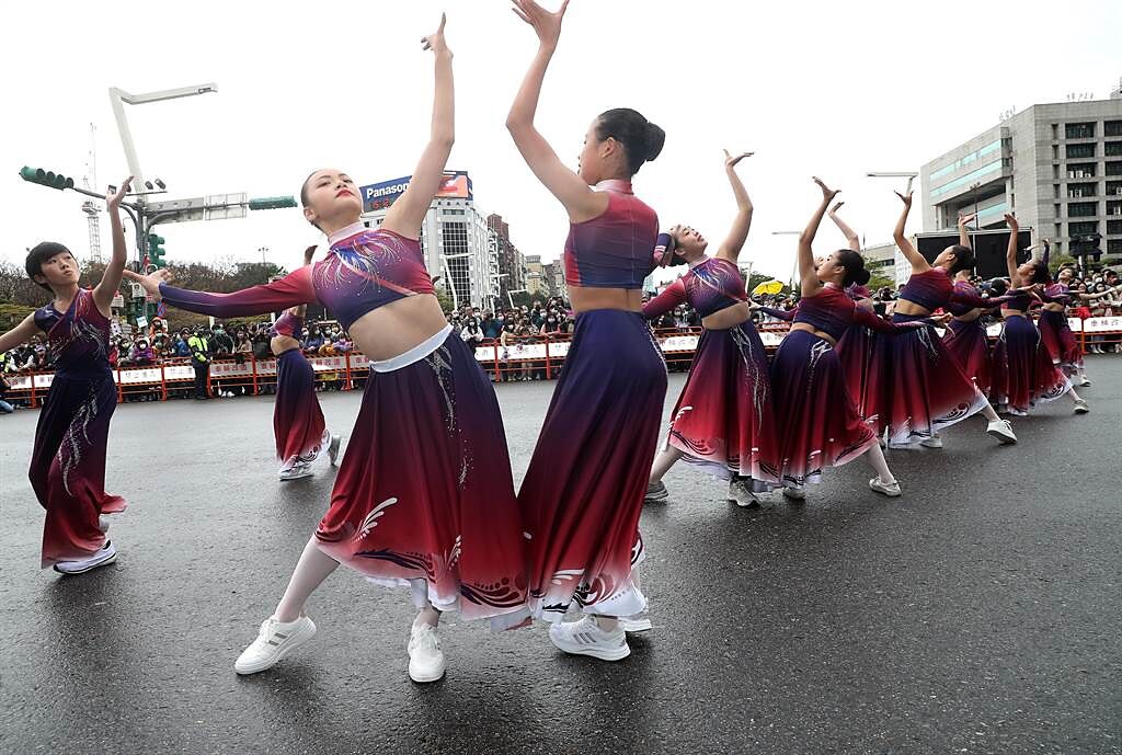 台灣燈會踩街遊行5日在台北市政府周邊舉行，雙園國中藝術才能舞蹈班帶來優美舞蹈表演，贏得民眾的掌聲。（劉宗龍攝）