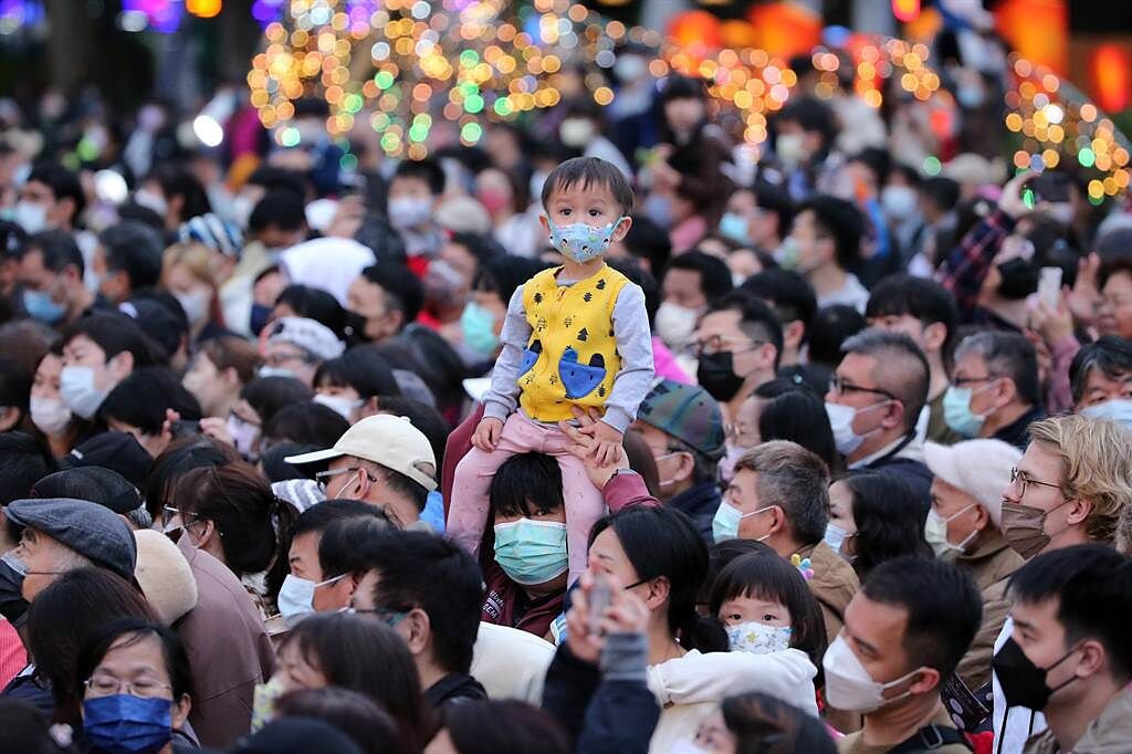 台灣燈會5日在台北國父紀念館開幕，北市府統計有超過46萬人湧進中央展區。1名孩童坐在家長的肩上，觀看舞台上的表演。（黃世麒攝）