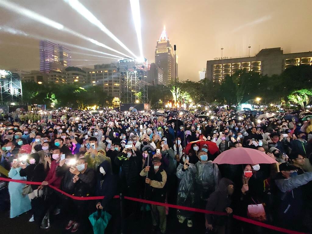 台灣燈會5日在台北國父紀念館開幕，北市府統計有超過46萬人湧進中央展區，民眾在主燈「玉兔壯彩」開燈啟動時，紛紛高舉手機捕捉畫面。（黃世麒攝）