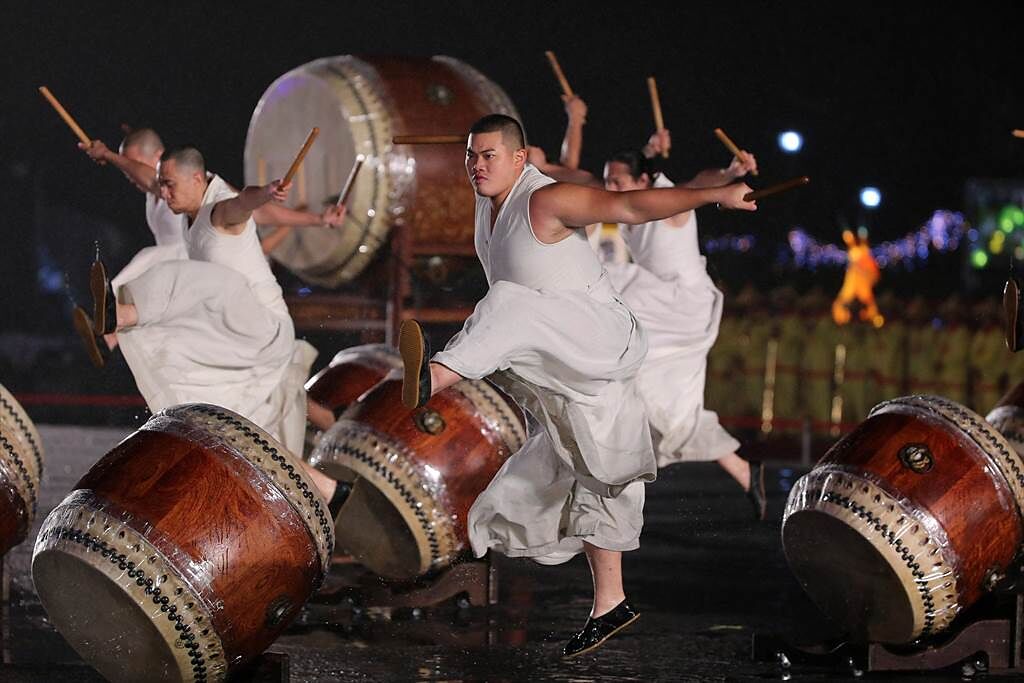 台灣燈會5日在台北國父紀念館開幕，「優人神鼓」在雨中賣力演出，磅礡的鼓聲為點燈儀式暖場。（黃世麒攝）