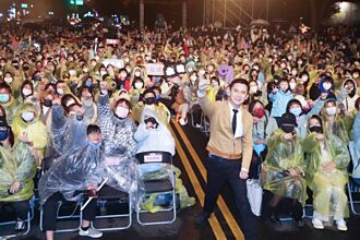 粉絲凌晨2點來排隊 人氣男團催出竹北燈會10萬人潮