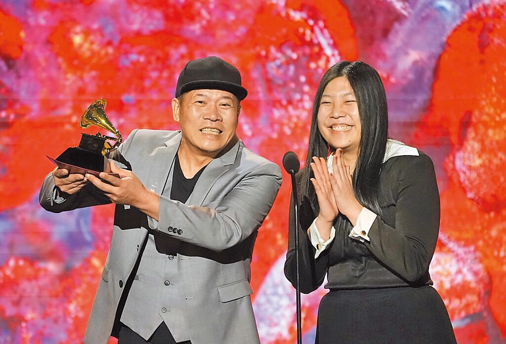台灣設計師蕭青陽（左）與女兒蕭君恬（右）設計專輯封面奪下葛萊美獎。（美聯社）