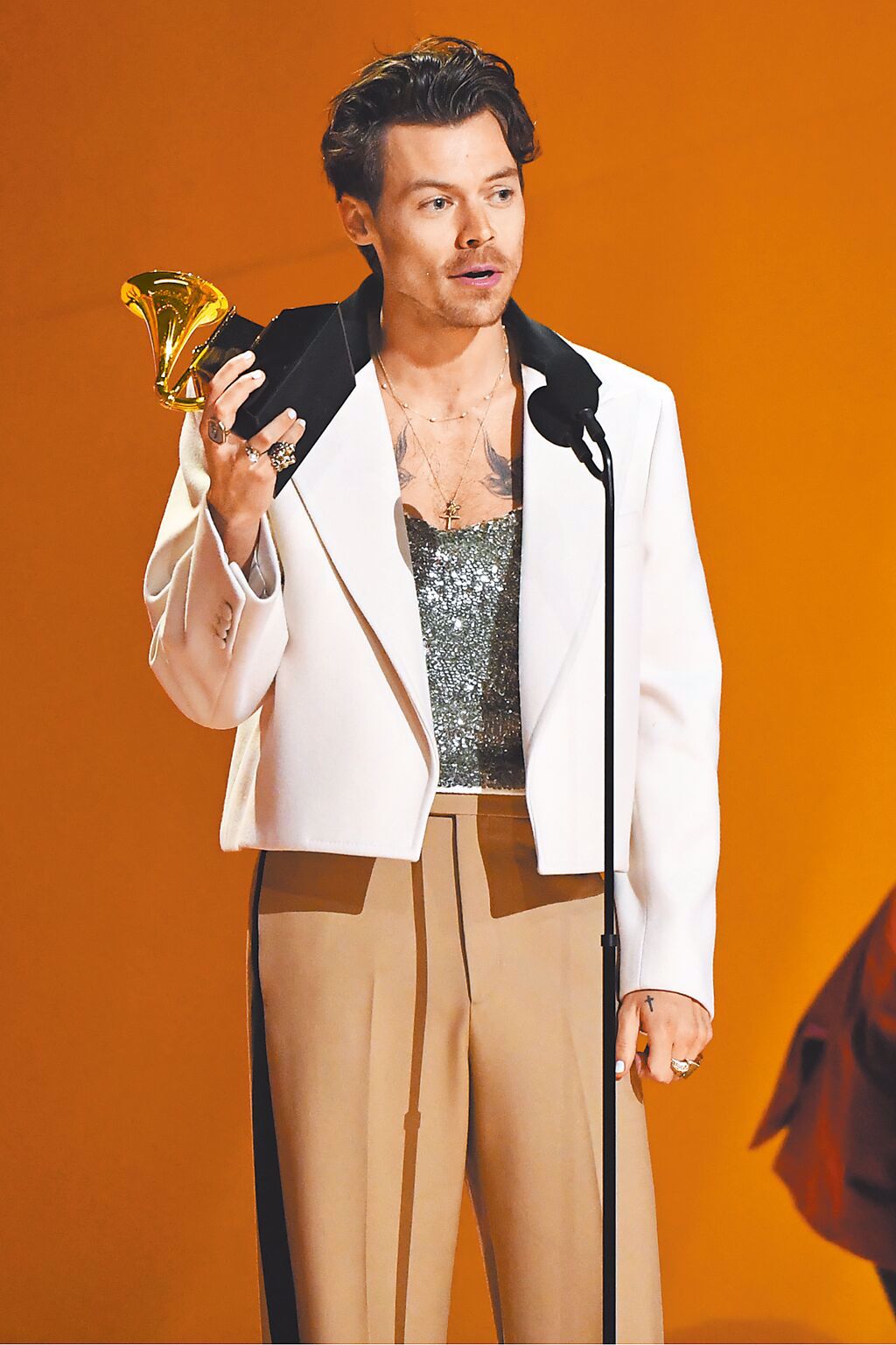 今年紅毯最吸睛男星榜單上一定有哈利史泰爾斯，他以EgonLab水晶吊帶褲單穿打造話題，上台時搭上Gucci白色西裝外套與羊毛寬褲，馬上打造出獨一無二的時髦外型。（Gucci提供）