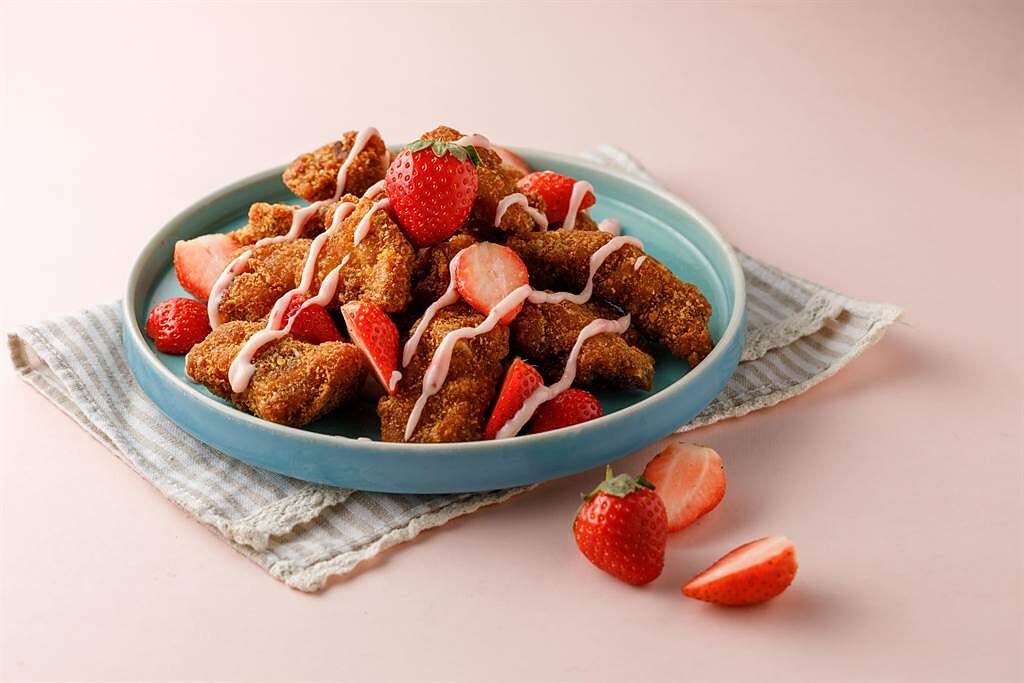 「吉哆火鍋百匯」以草莓入菜，打造「草莓炸排骨」，酸甜開胃。(錢都餐飲集團提供)