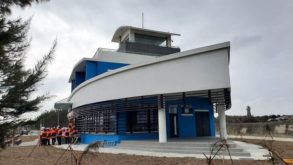 布袋第三漁港安檢所新廳舍「藍白船形」將成海景新地標。（海巡署中部分署提供／廖素慧嘉義傳真）