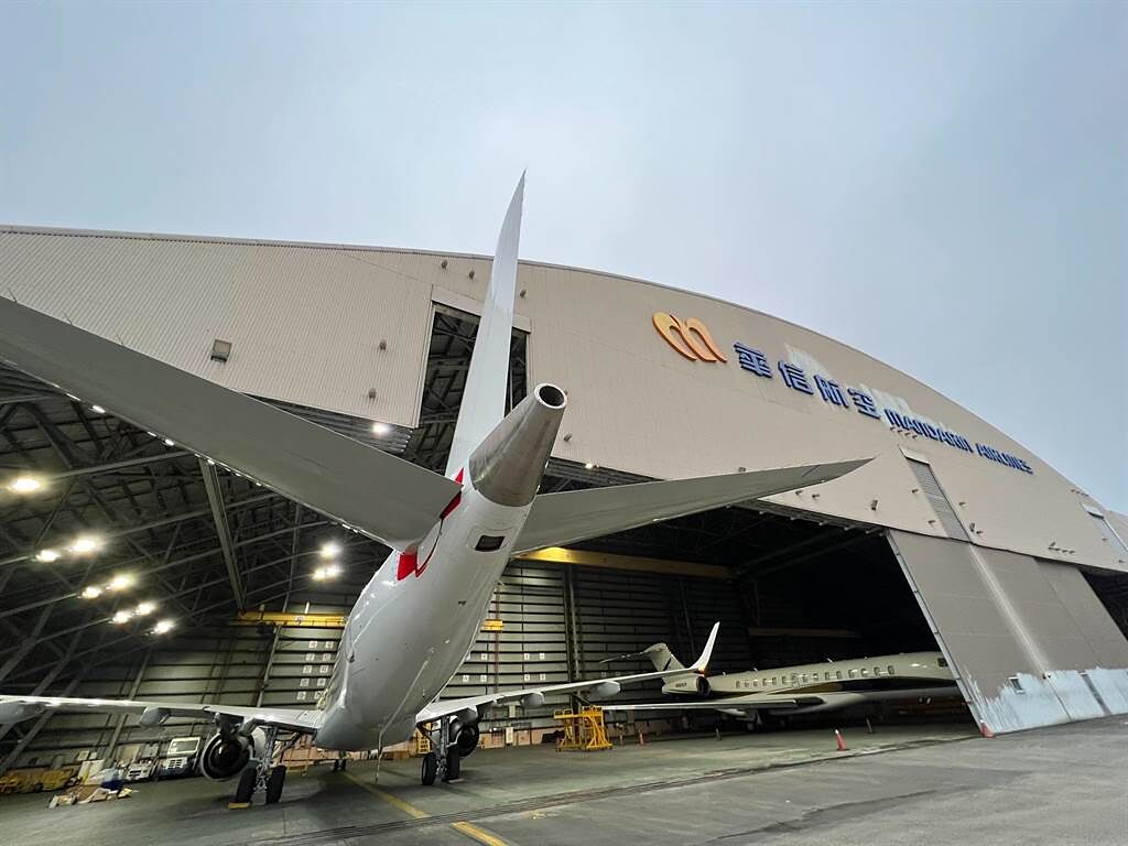 華信航空ERJ光榮退役，告別台灣天空。（華信提供）