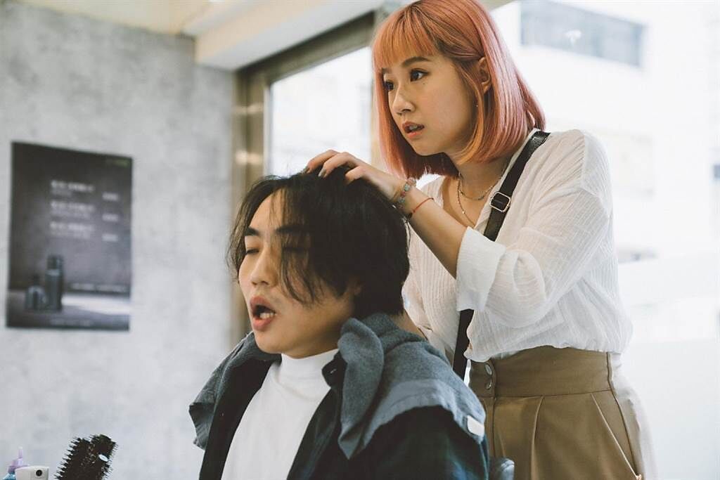 小女兒方志友演出連鎖理髮店的髮型師。（威視提供）