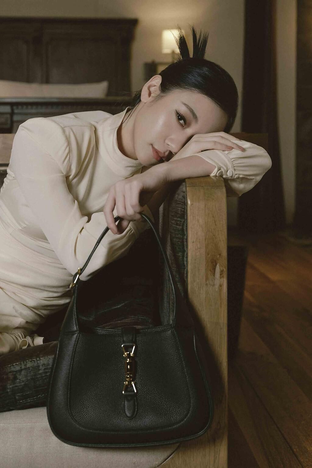 Julia吳卓源私下偏愛的簡約造型搭配Gucci JACKIE 1961黑色皮革小型肩背包，也十分時髦。（Gucci 提供）