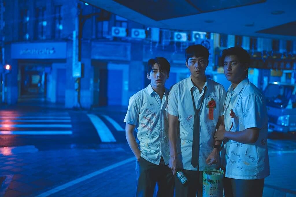宋柏緯（左起）、蔡凡熙、朱軒洋在《黑的教育》上演真心話大冒險，意外遭黑道追殺。（禾豐九路提供）