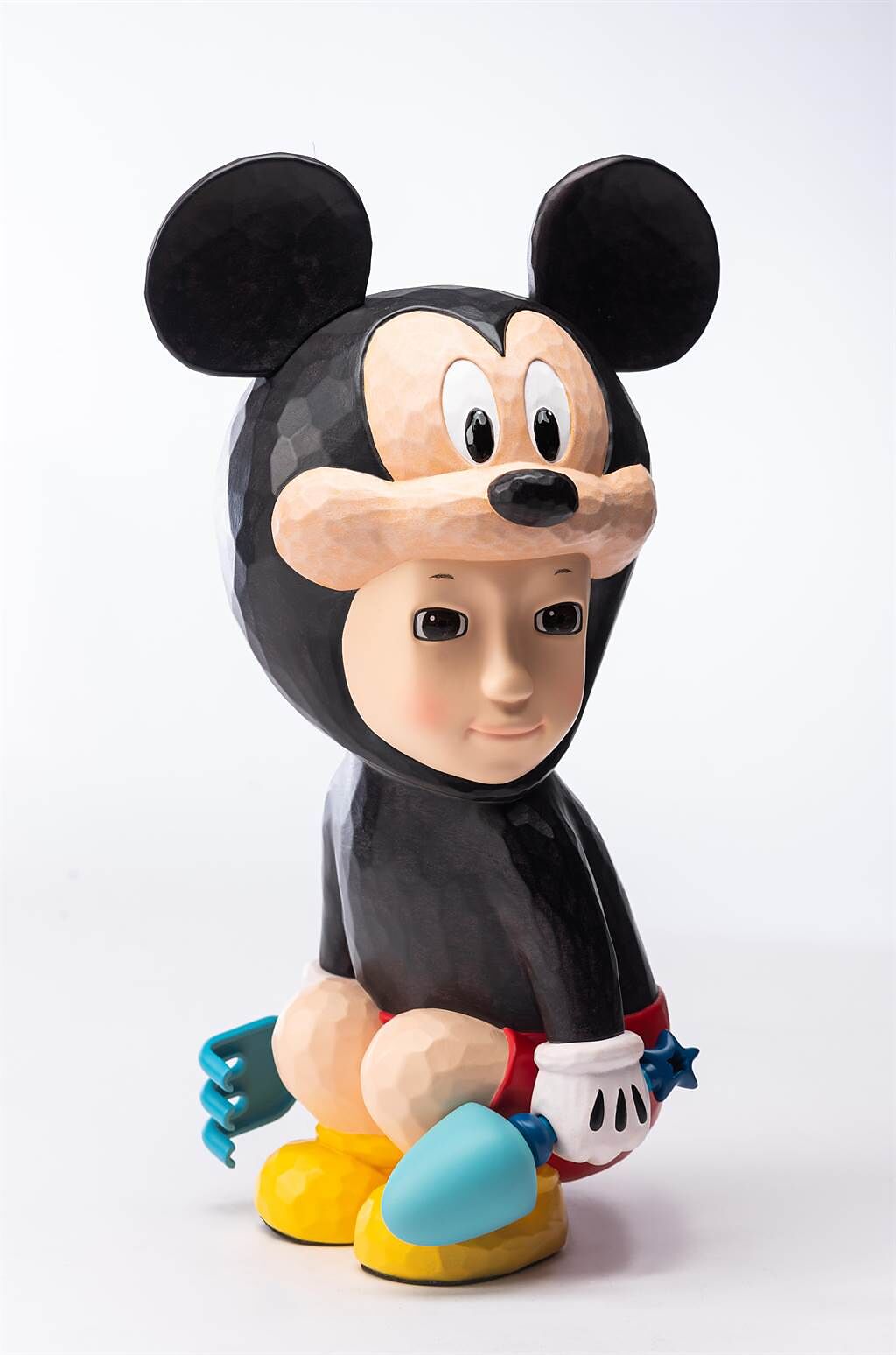小泉悟 x 迪士尼 米奇樹脂雕塑，3萬4000元。（Artelli提供）