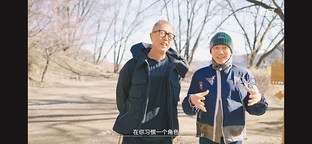 梁朝偉（右）和導演老友莊文強一起錄製節目《人生半山腰》。（摘自YouTube）