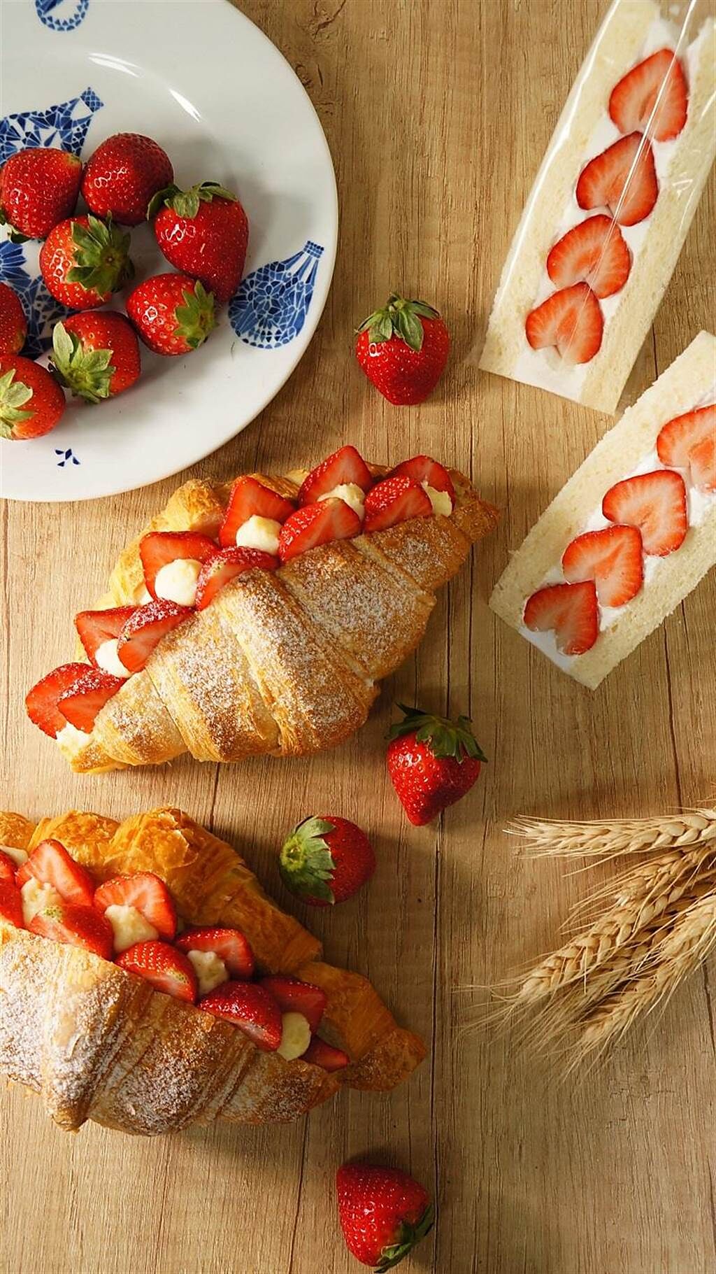 「普諾麵包坊」推出超過10款草莓系列商品，最低只要45元銅板價即可入手。（普諾麵包坊提供）