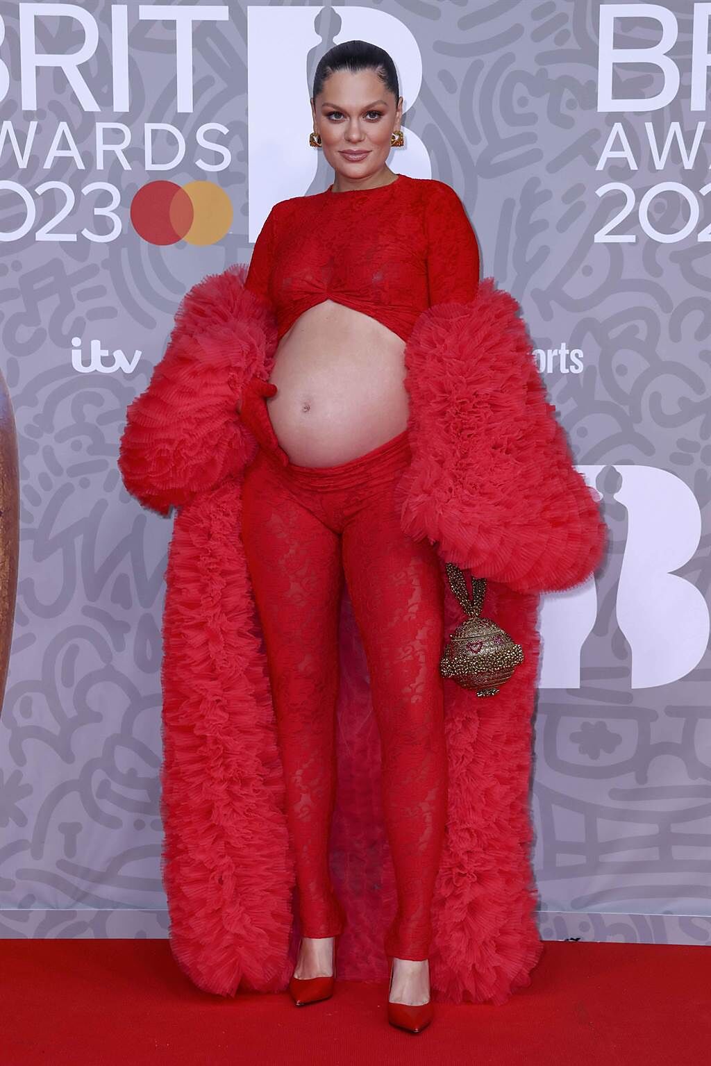 Jessie J以Mae Cassidy紅色鏤空禮服搭配孕肚，向大眾宣揚懷孕美感。（美聯社）