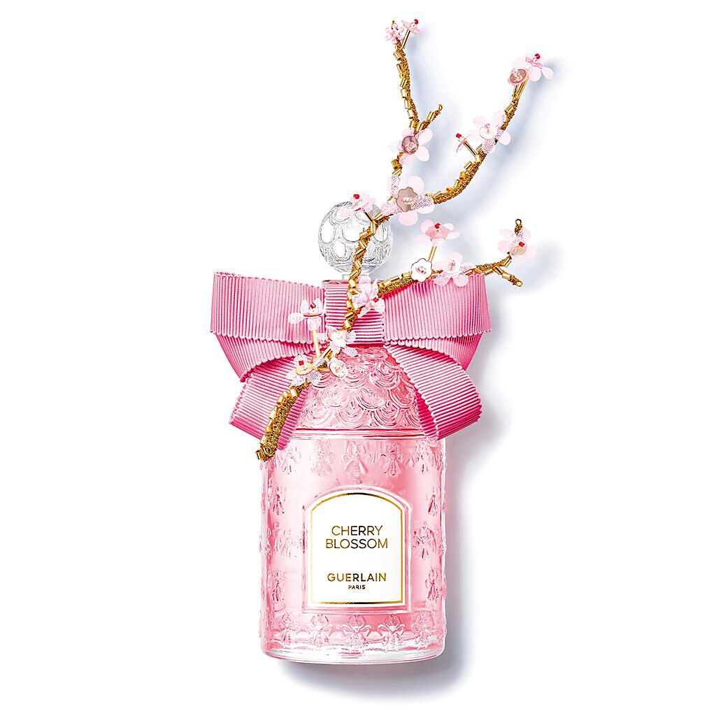 嬌蘭花冠粉櫻淡香水，內容物為125ML主香與20ML隨身瓶，售價2萬8000元，全球限量3000組。（嬌蘭提供）