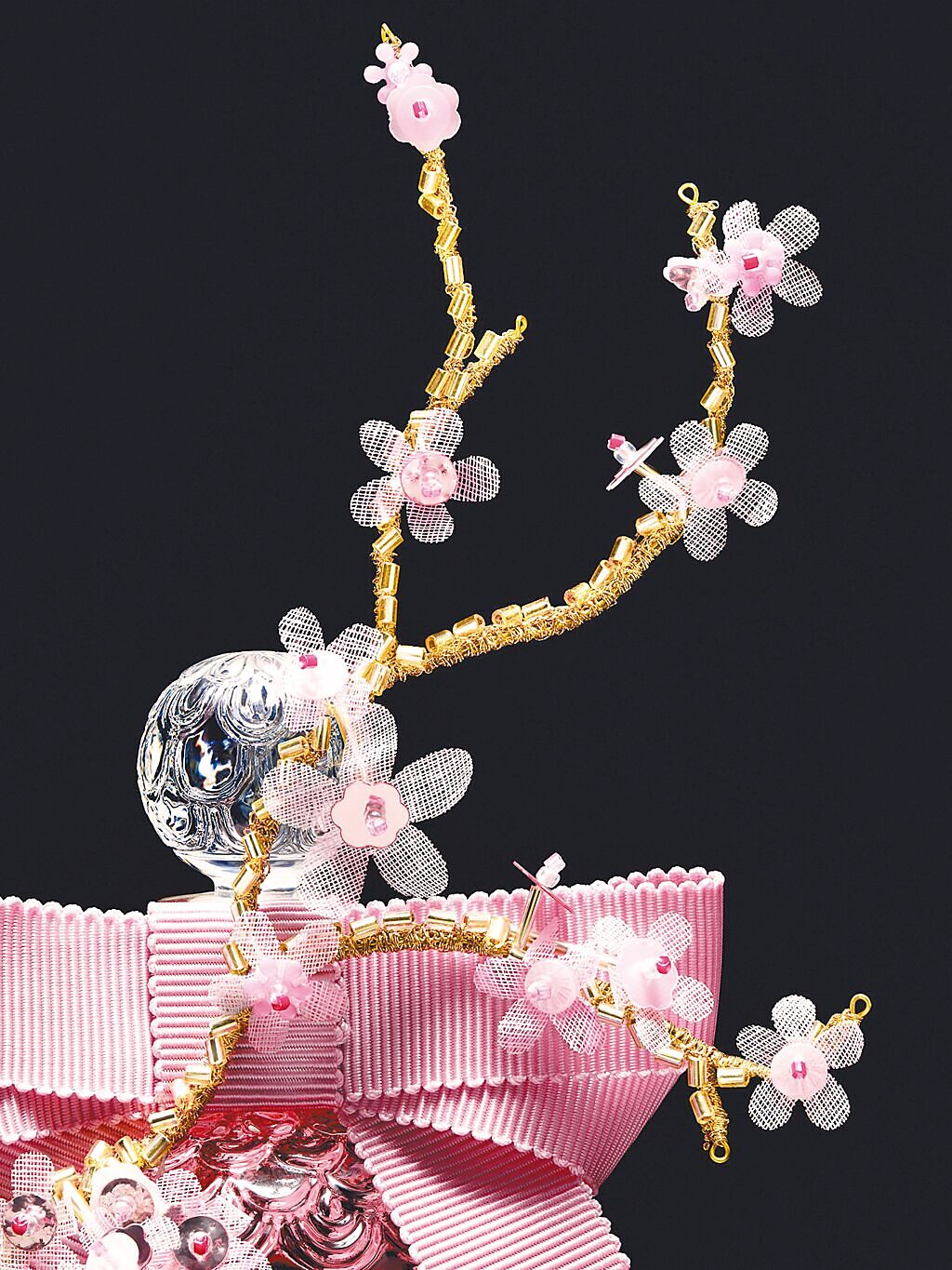 香水瓶上的櫻花樹枝與花瓣均出自Ateliers Vermont之手。（嬌蘭提供）