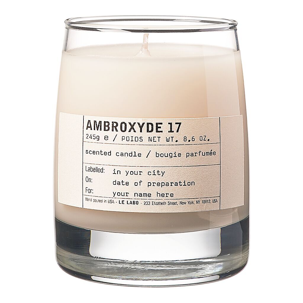 Le Labo 17號香氛蠟燭（見圖，2700元）擁有苔蘚、麝香、木香和茉莉花香的基調，同時為其命名為「Ambroxyde降龍涎香」。（Le Labo提供）