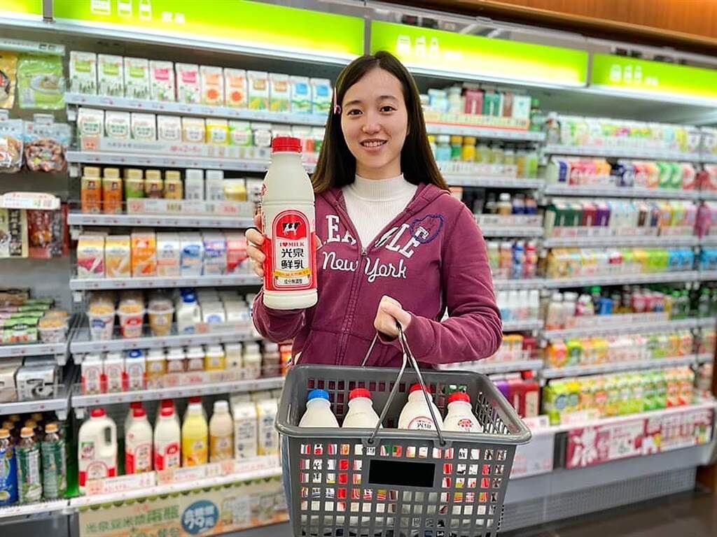 萊爾富3月7日前在APP內的整買零取祭出飲品5.5折起優惠，光泉鮮乳936mL平均單瓶不到89元。（萊爾富提供）