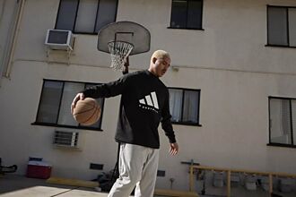 運動揮汗耍時髦adidas Basketball極簡美吸睛 The North Face越野裝機能強