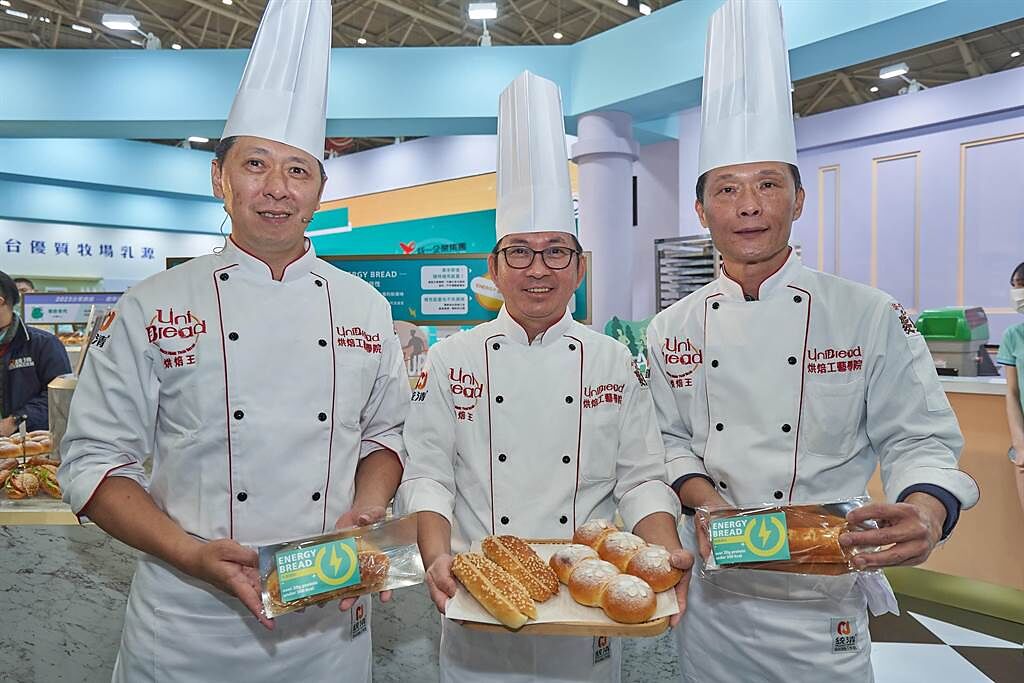 烘焙名匠文世成（左起）、吳寶春、曹志雄與統一集團合作打造「能量麵包」，每份含有20克蛋白質、熱量不超過300大卡。（JOJ PHOTO攝）