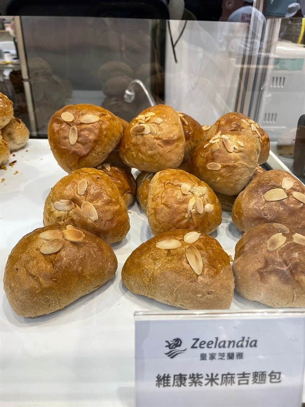 德麥食品所創的「維康紫米麻吉麵包」概念，以Zeelandia雜糧麵包粉製作，適合想吃得低負擔的民眾挑選。（朱世凱攝）