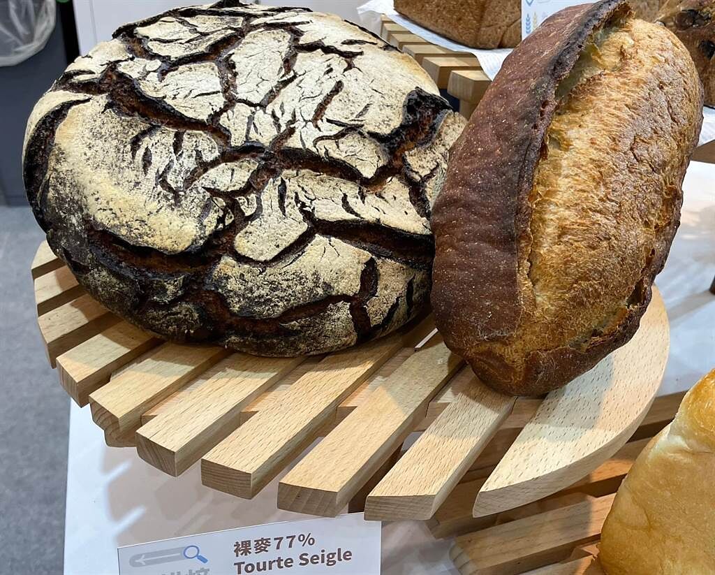 苗林行訴求以「裸麥粉」打造烘焙品，吃麵包不單是攝取碳水化合物，也能補充營養。（朱世凱攝）