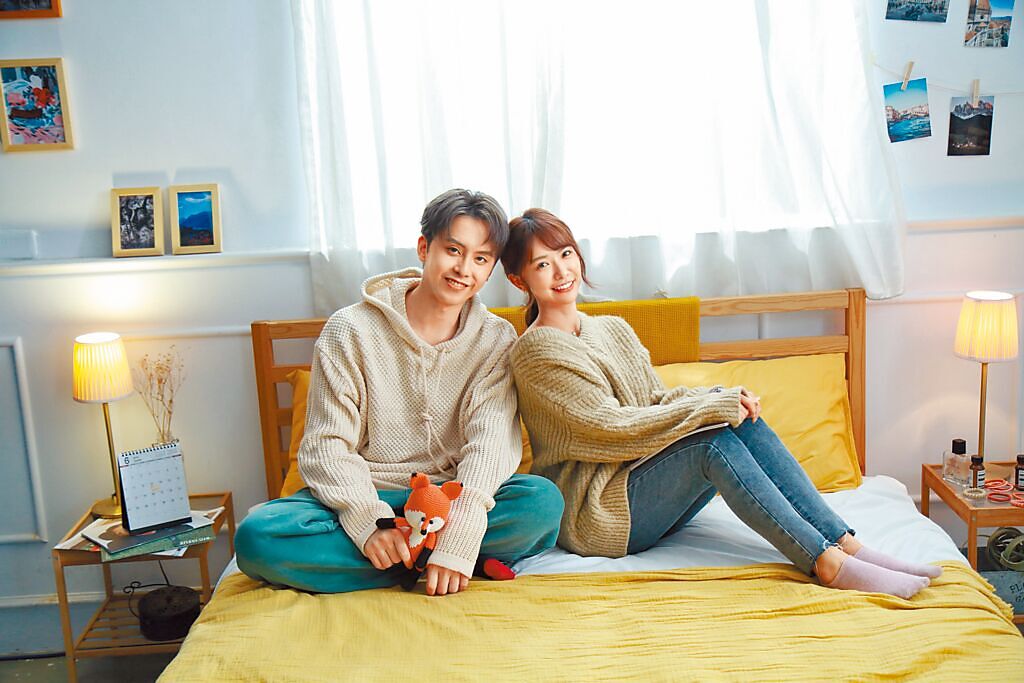 田亞霍（左）與「樂天女孩」雅涵在MV裡演情侶。（大鵬傳播提供）