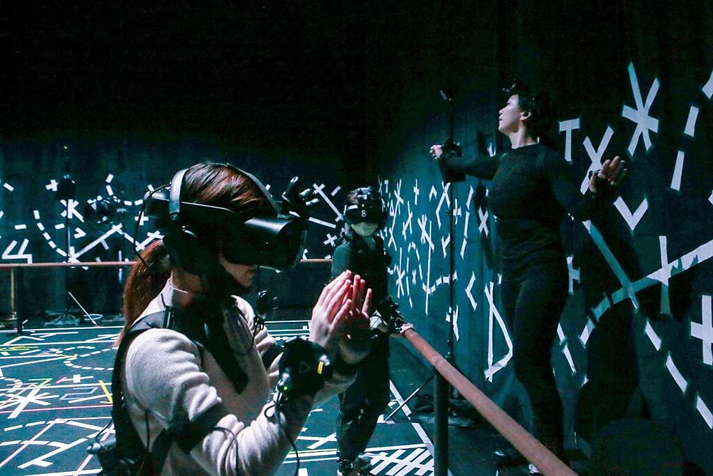 戴上VR眼鏡，明明身在劇場，但卻可以搭上火車，參觀花園，還可以參加舞會，曾獲2021年威尼斯影展最佳VR體驗獎、由編舞家布蘭卡．李編創的作品《巴黎舞會》，明（18日）天起在台演出。（鄧博仁攝）