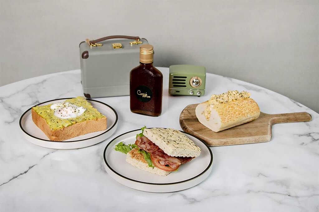 「Cozzi Café」推出一系列輕食，包含鹹厚片、軟法三明治以及佛卡夏三明治。 (國泰飯店觀光事業提供)