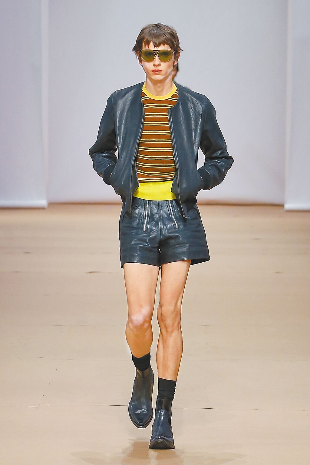 Prada 2023男裝主打皮革單品，其中皮革短褲最為亮眼，未來男性們夏季也要跑健身房鍛鍊好曲線了。（Prada提供）