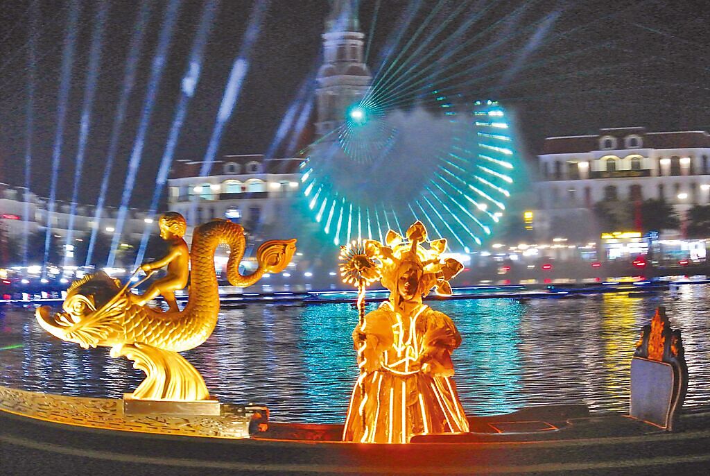 每晚定時在海上廣場演出的威尼斯水舞秀，是富國島不可錯過的三大表演秀。（陳韻萍攝）