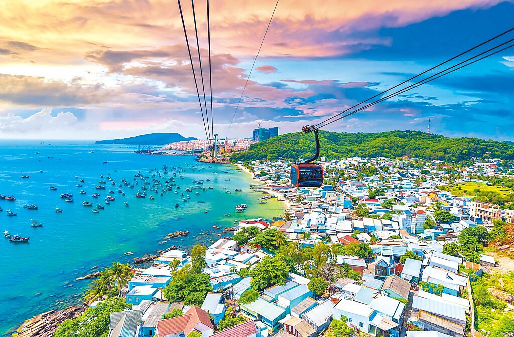 跨海纜車連結富國島本島與香島，360度全景視野看好看滿。（可樂旅遊提供）
