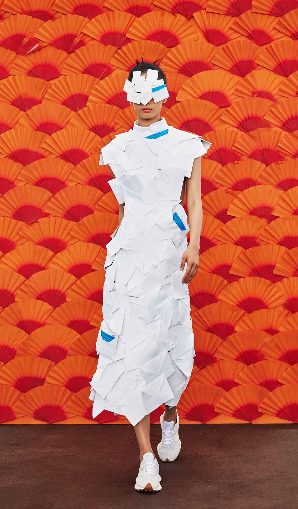 APUJAN 2023秋冬系列信封洋裝，布製白信封、手寫信輪廓顯眼，腰間側面的縷空設計則凸顯女性身材輪廓。（ APUJAN提供）