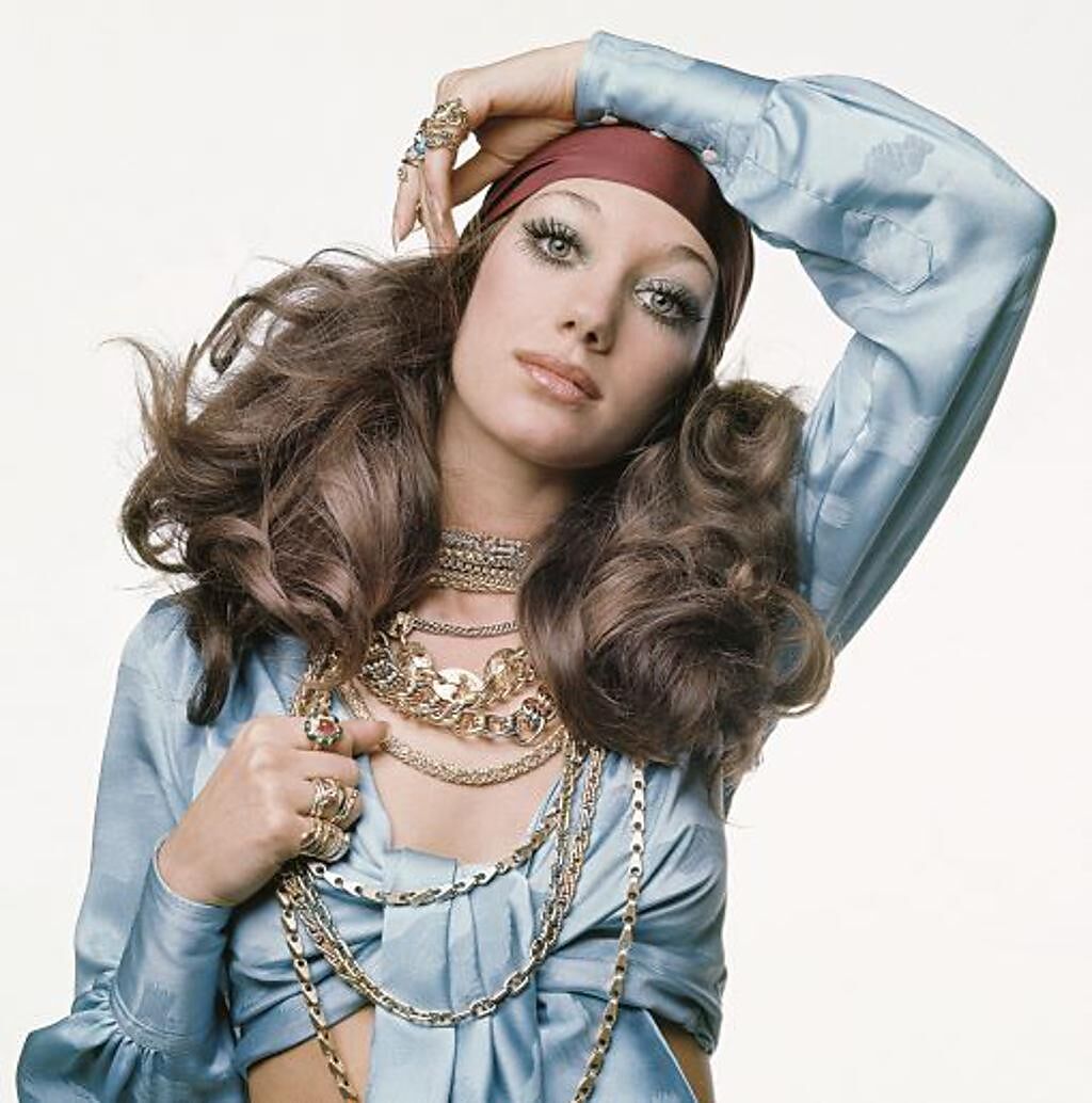 1969年美國女星Marisa Berenson配戴Serpenti珠寶登上美國VOGUE雜誌。（BVLGARI提供）