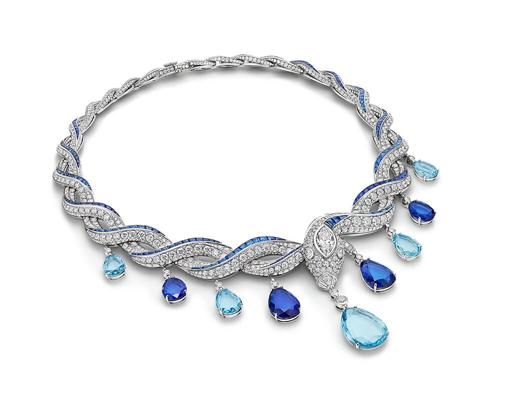 寶格麗為慶祝Serpenti珠寶75周年，推出Serpenti by Refik Anadol展覽獨家Blue Heaven頂級彩寶與鑽石項鍊。（BVLGARI提供）