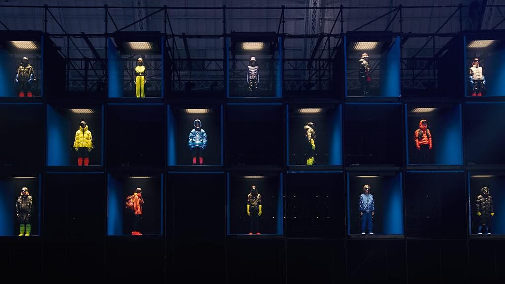 adidas Originals與Moncler聯名系列，運用高彩度色澤詮釋品牌經典羽絨衣。（MONCLER提供）