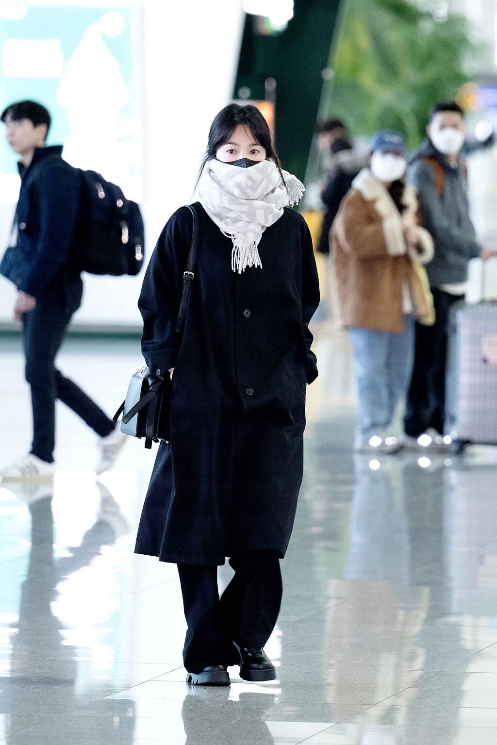 宋慧喬以一身黑色裝扮搭配FENDI FF Logo圍巾，僅露出靈動雙眼更顯氣質。（FENDI提供）