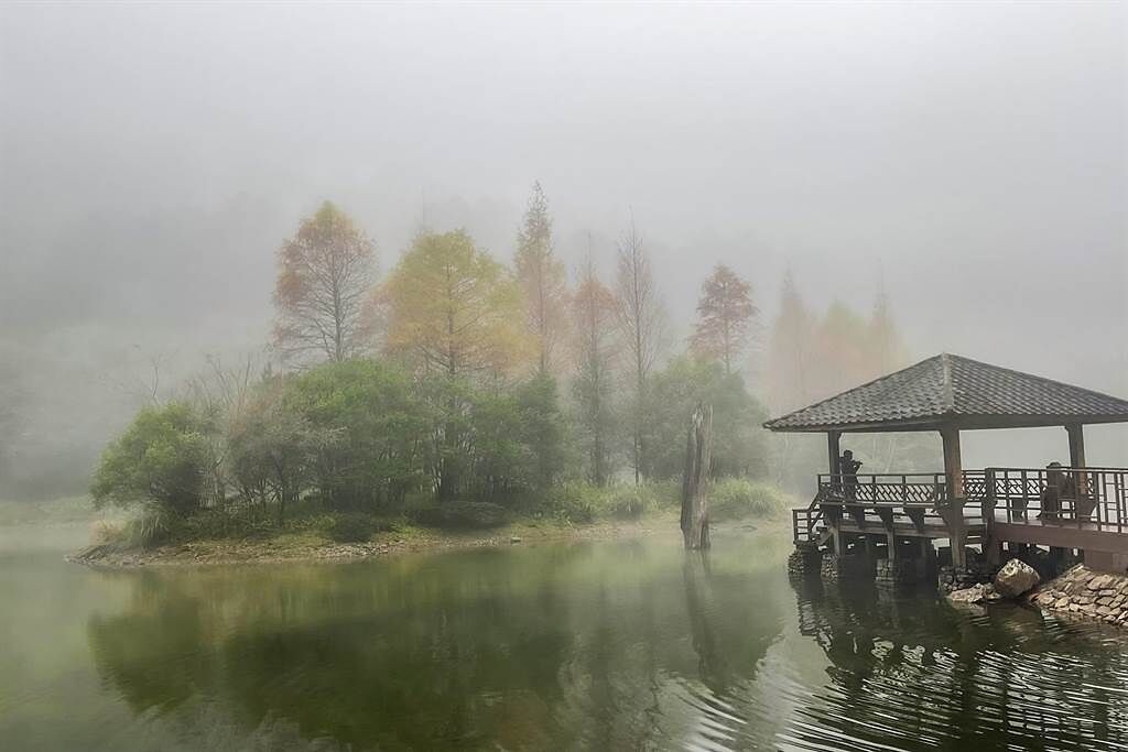 明池被稱為「北橫明珠」，湖光山色雲霧飄渺，四季都有不同美景。(力麗觀光提供)