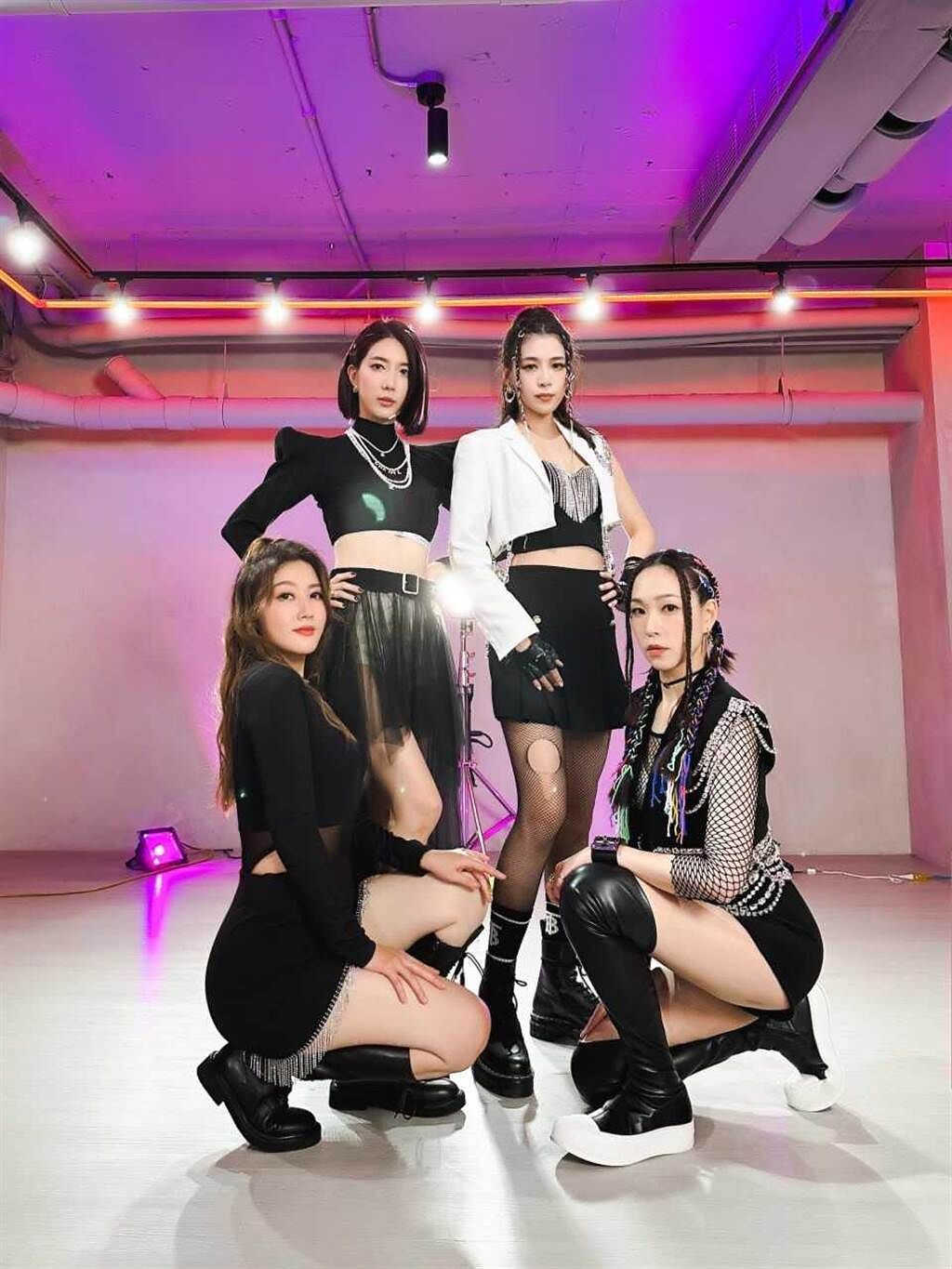陶嫚曼（左起）、宋米秦、王思平、劉喆瑩都是媽媽身分，組成女團「MAMA PINK」辣跳K-POP。（我是凱文工作室提供）