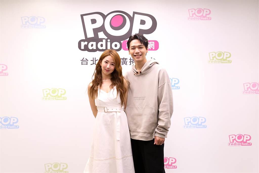 郭書瑤（左）日前上電台節目接受好友蔡旻佑訪問。（POP Radio提供）