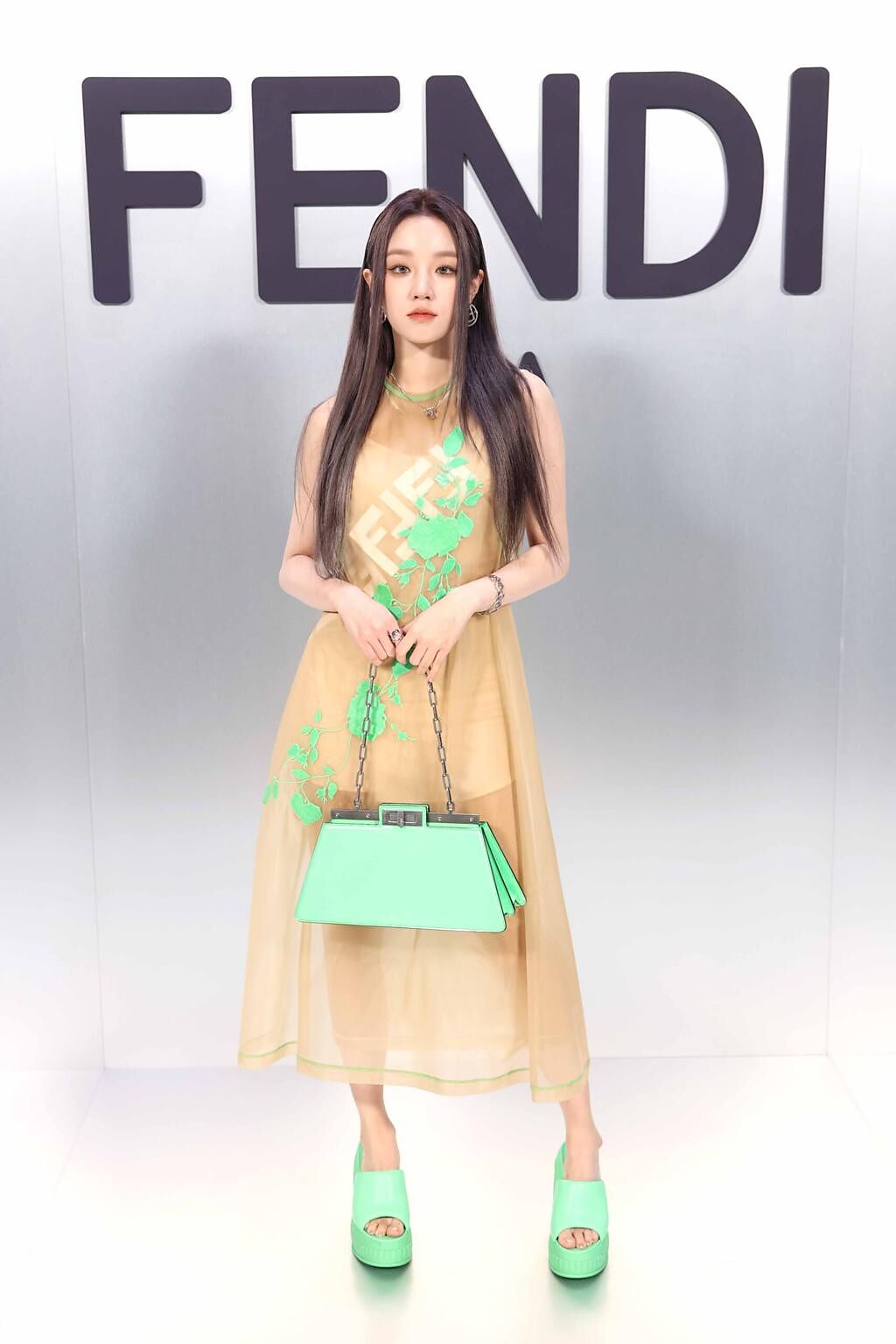 (G)I-DLE成員宋雨琦以2022春夏系列透視洋裝亮相FENDI大秀現場。（FENDI提供）