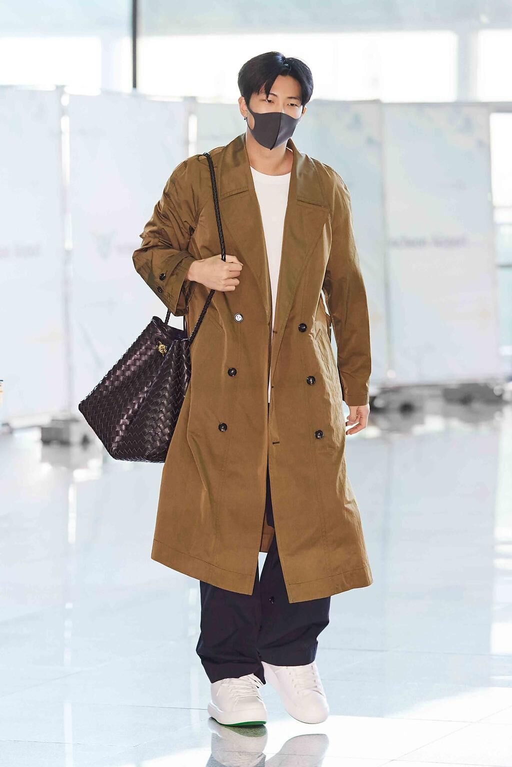 BTS RM以Bottega Veneta尼龍風衣外套、Pillow sneaker 及 Andiamo 深棕色編織皮革大型手提包，現身仁川國際機場。（Bottega Veneta提供）