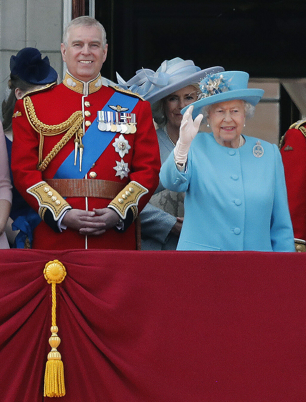 安德魯王子（左）是已故英國女王伊莉莎白二世（右）最疼愛的兒子。圖為母子倆2018年6月在倫敦合影。（資料照／美聯社）
