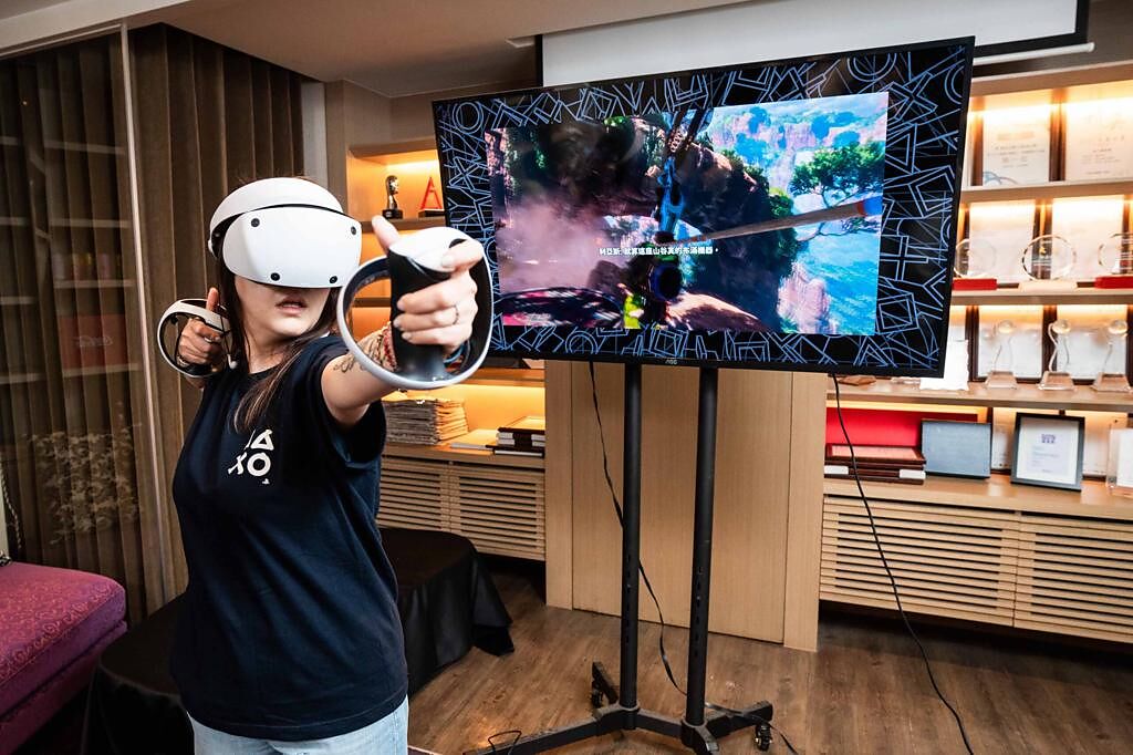 在《地平線山之呼喚》的VR版中，玩家可實際操作拿弓、從背後抽箭，跟第一視角的射擊體驗，臨場感十足。（石智中攝）