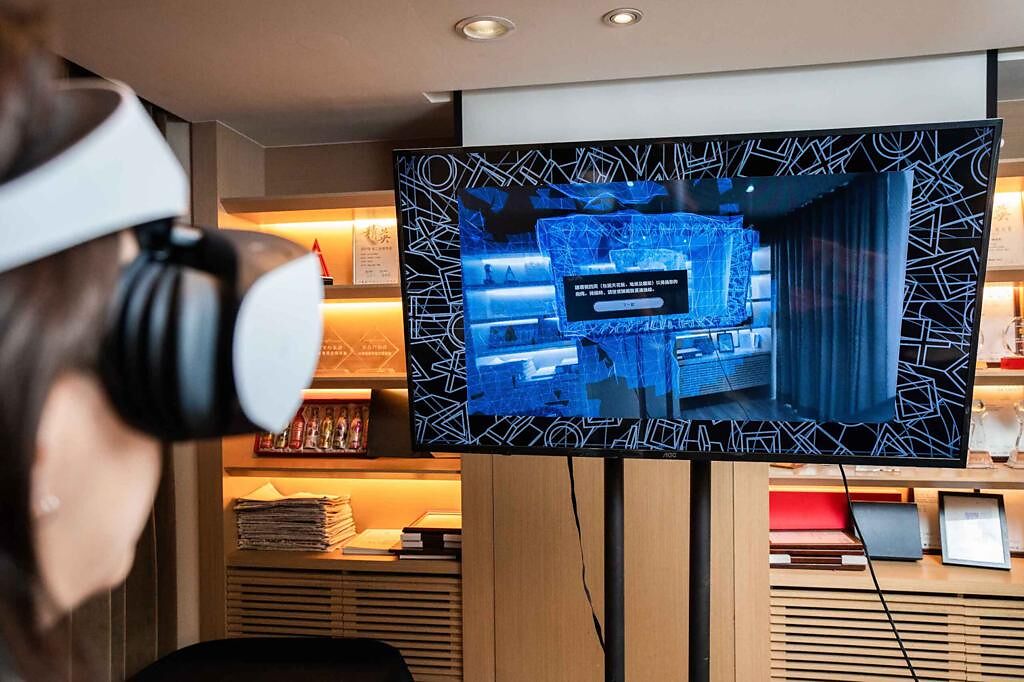 在使用全新的PS VR2時，玩家需要先設定遊戲空間，透過頭戴式裝置來掃描環境、以建立出安全遊玩的空間，同時也支援眼球追蹤功能。（石智中攝）