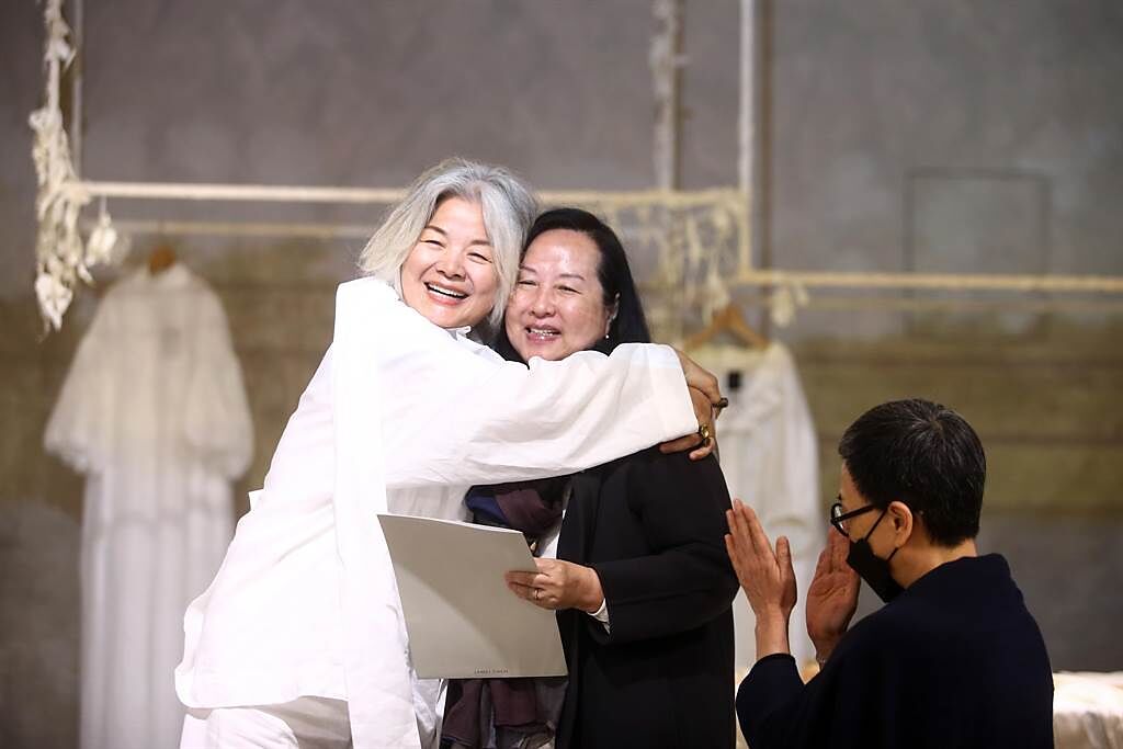 秀後設計師陳季敏（左）特地上前擁抱嘉賓徐莉玲，感謝當初品牌創立時的幫助，永遠記得這份恩情。（鄧博仁攝）