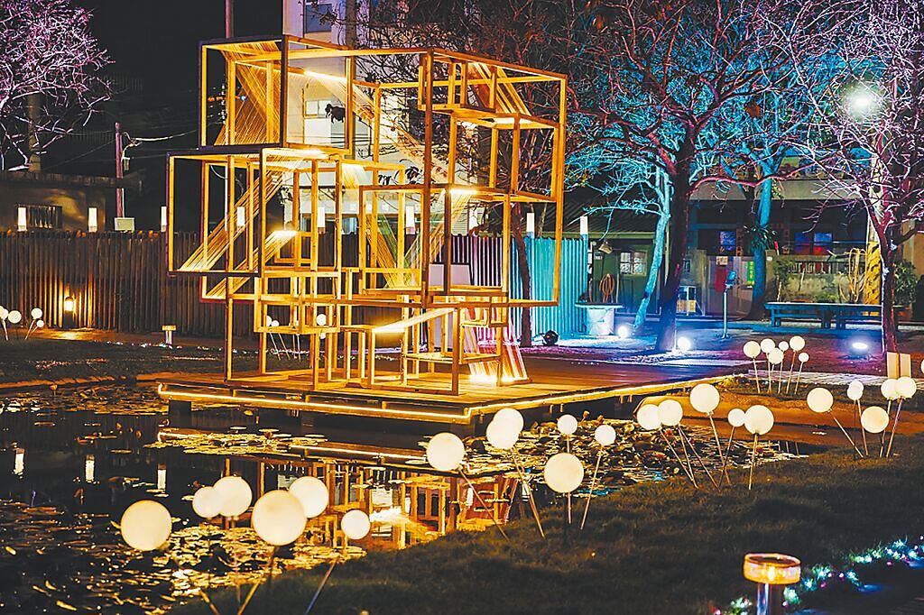 北港光影藝術節在北港市區規畫6大光環境，夜晚點燈後夢幻吸睛。（雲林縣政府提供）