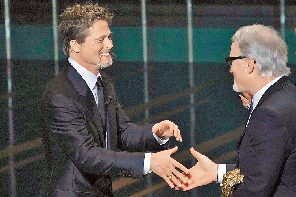 布萊德彼特（左）昨驚喜現身凱薩獎，頒發榮譽獎給導演大衛芬奇。（美聯社）