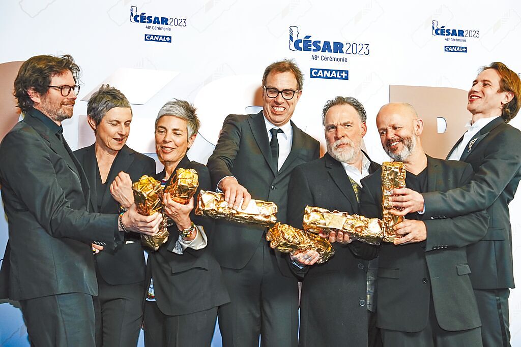 《追兇12夜》在凱薩獎勇奪6大獎成為最大贏家，主創團隊開心在後台合影。（美聯社）