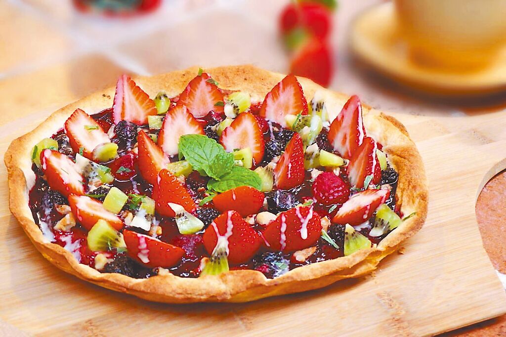 莓圃休閒農園老闆林良敬說，創意餐點以草莓入菜，園內最有名的是草莓披薩（見圖）。（莓圃休閒農園提供／張芷瑜台北傳真）
